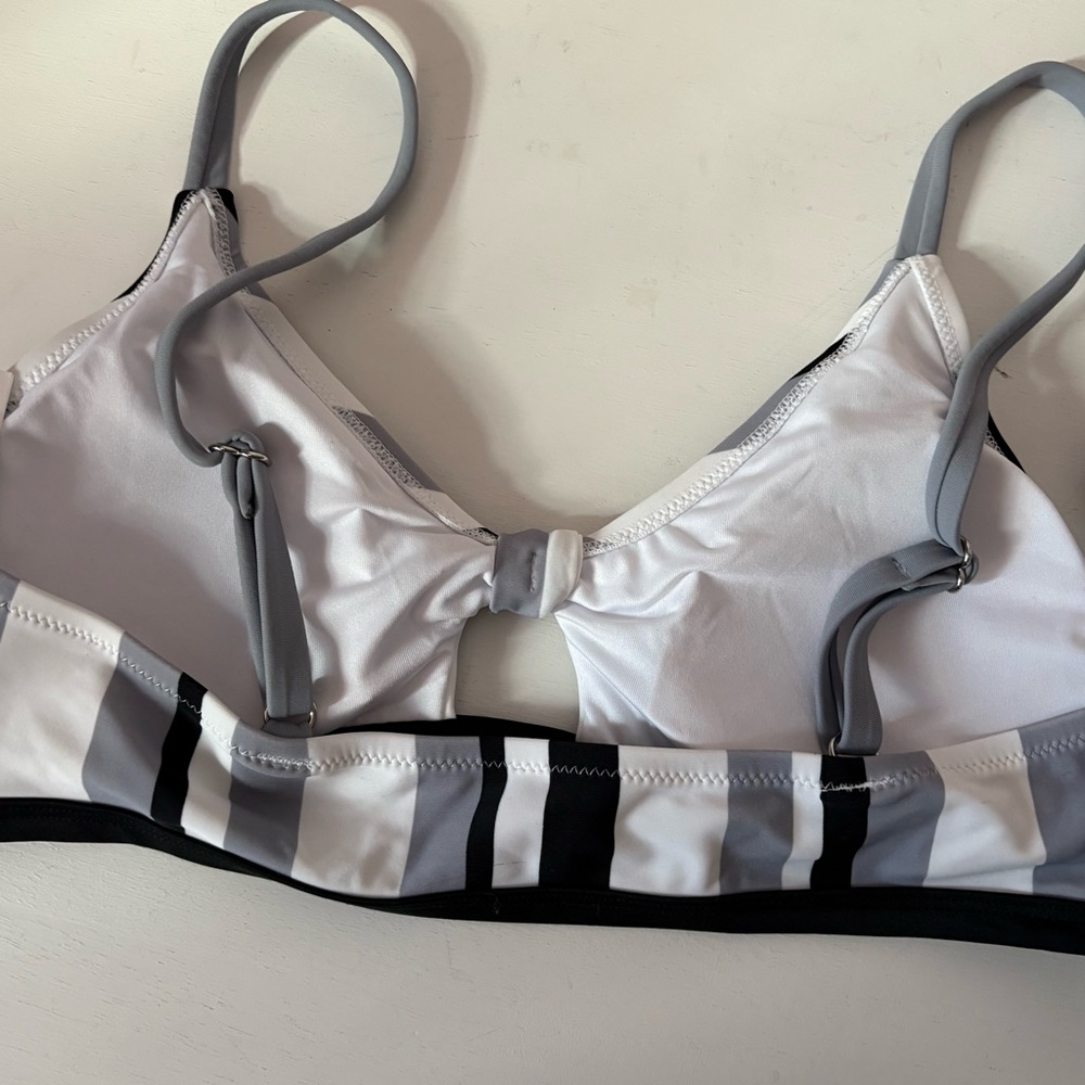 ❤️Cupshe NWT Black, Gray and White Striped Bikini Set - Picture 8 of 9